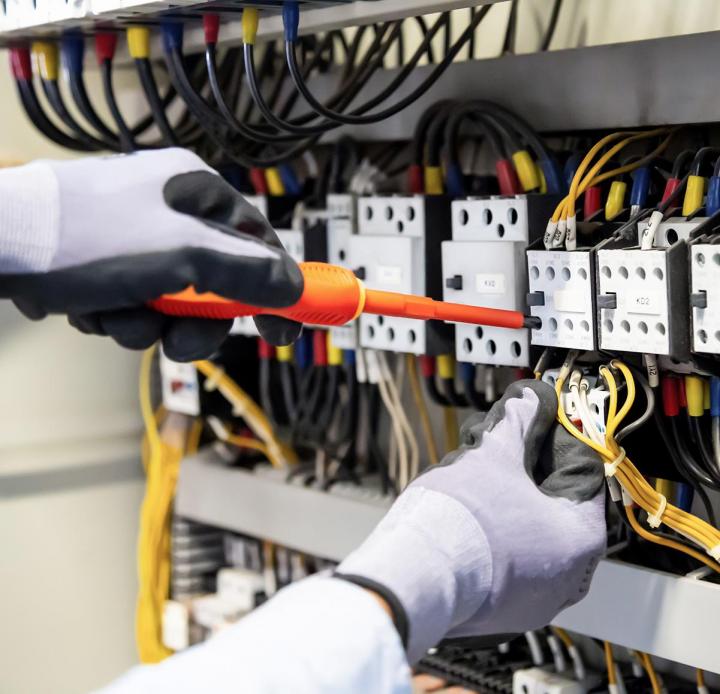 Nous remettons vos installations électriques vieillissantes aux normes. 